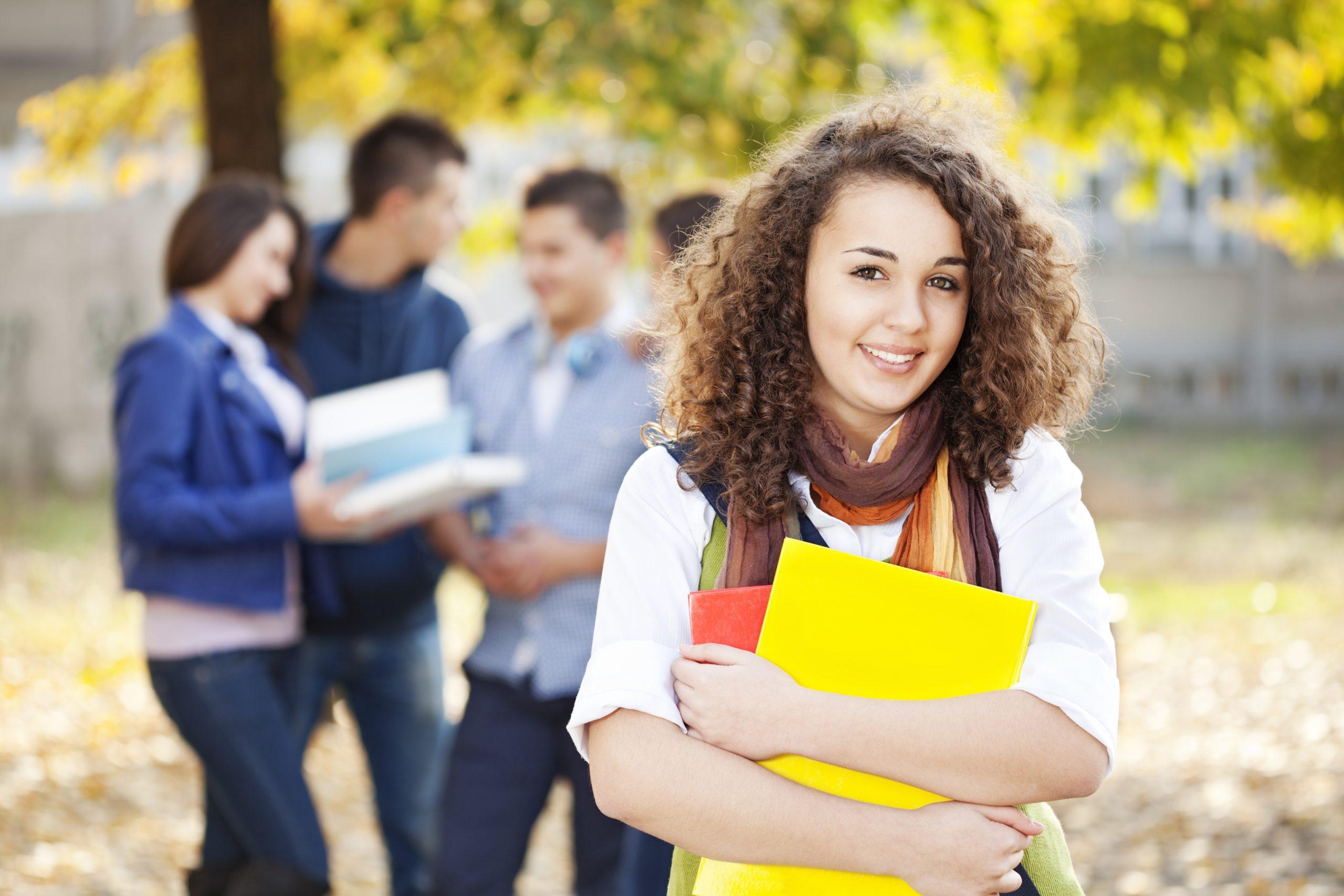 High level students. Современный студент. Студентка. Счастливые студенты. Счастливая студентка.